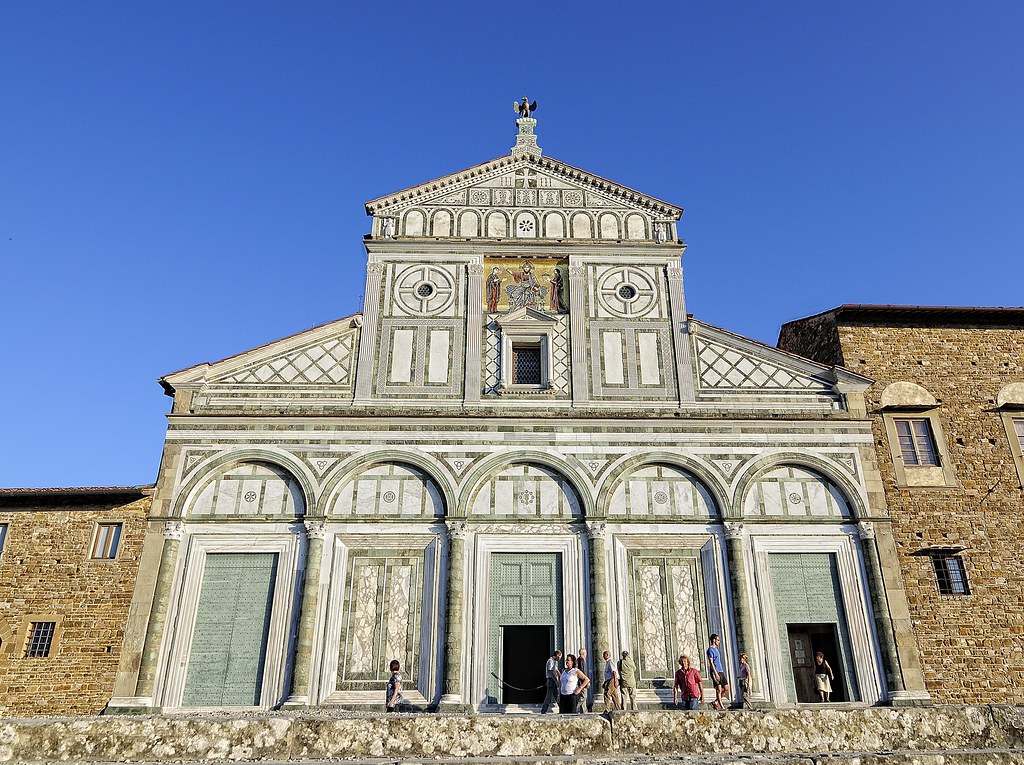 Tour a Piazzale Michelangelo - Abbazia di San Miniato al Monte, a 5 minuti da Piazzale Michelangelo, nota anche come "la porta al cielo"