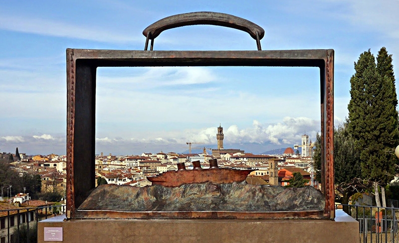 Tour a Piazzale Michelangelo - Statua moderna di Folon, visibile al Giardino delle Rose a Piazzale Michelangelo, Firenze